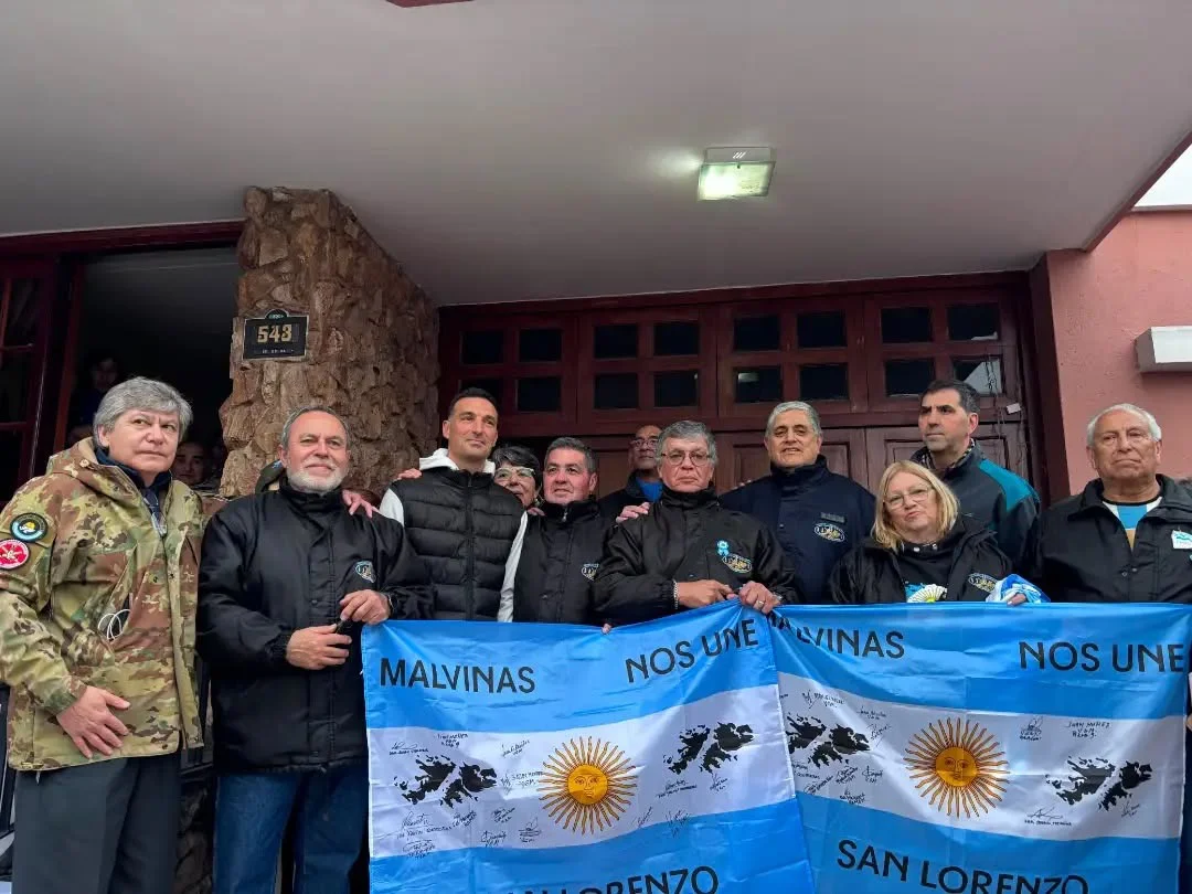 Veteranos de Malvinas de San Lorenzo juntos a Lionel Scaloni 