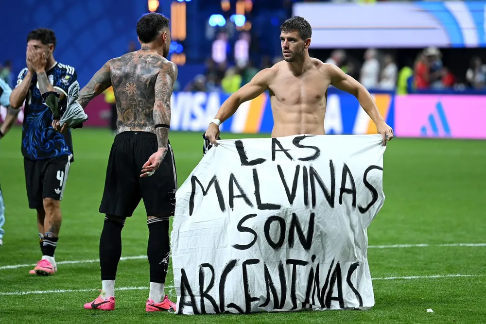 Giovani Lo Celso y la bandera de Las Malvinas son Argentinas