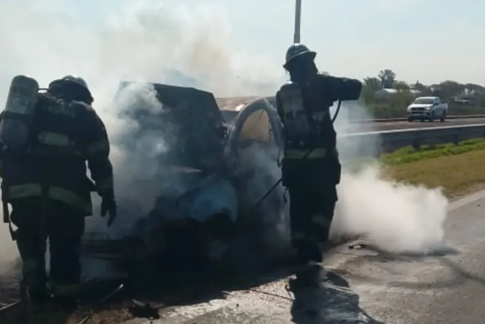 Incendio de un Ford Fiesta