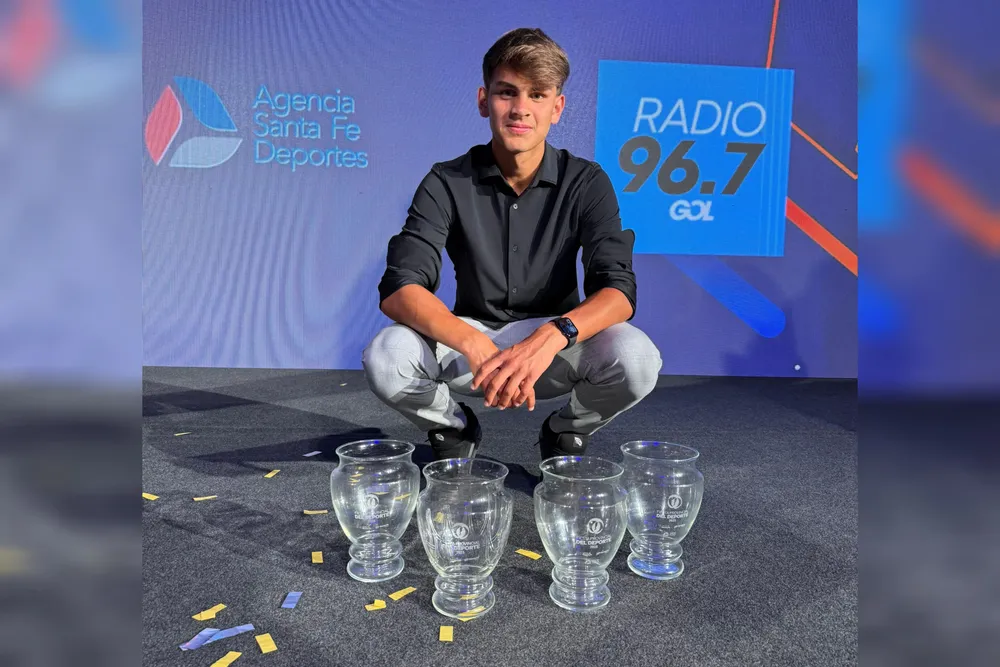Dante Pagani con sus premios en la Fiesta del Deporte de Santa Fe 