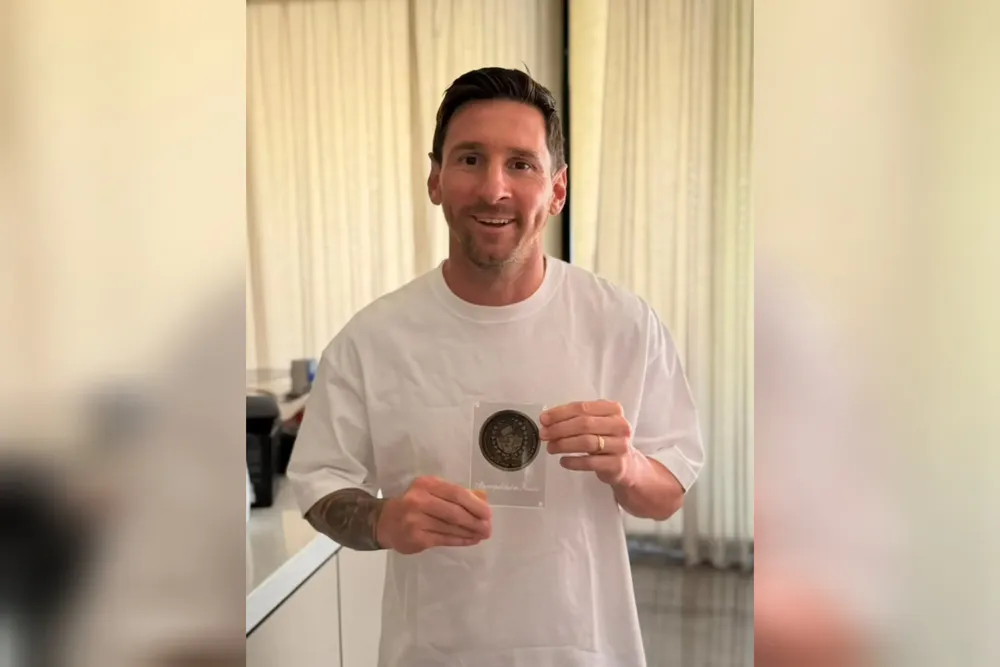Lionel Messi con la medalla del Tricentenario de Rosario 