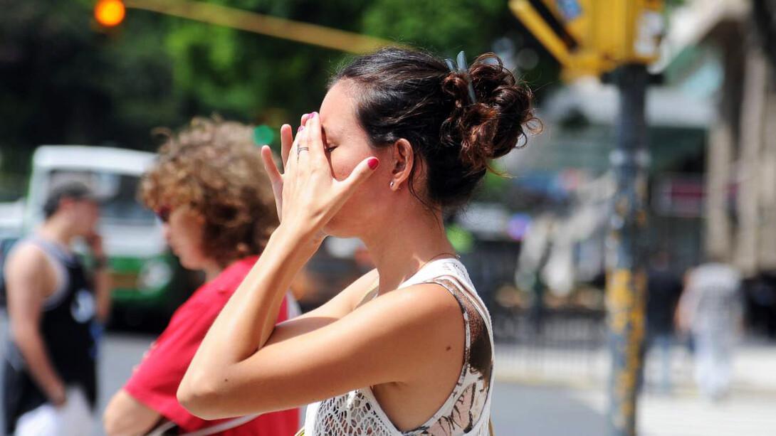 Mujer-intenta-cubrirse-de-las-luz-del-sol-por-las-altas-temperaturas-en-esta-nueva-ola-de-calor