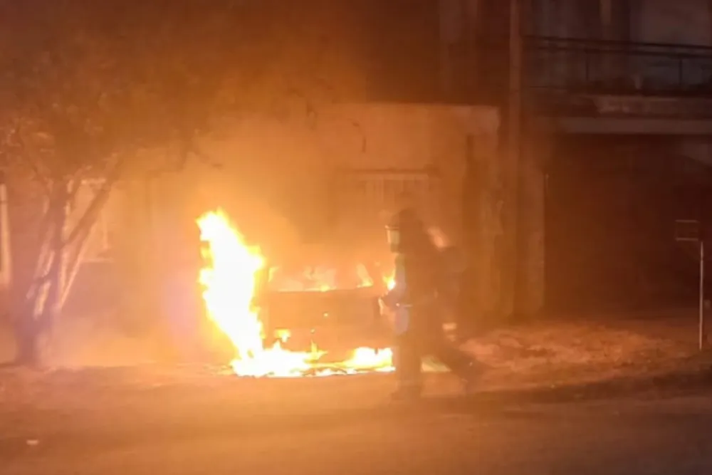 Incendio auto Zeballos al 1500