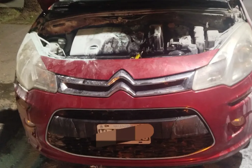 Principio de incendio Citroën C3 rojo