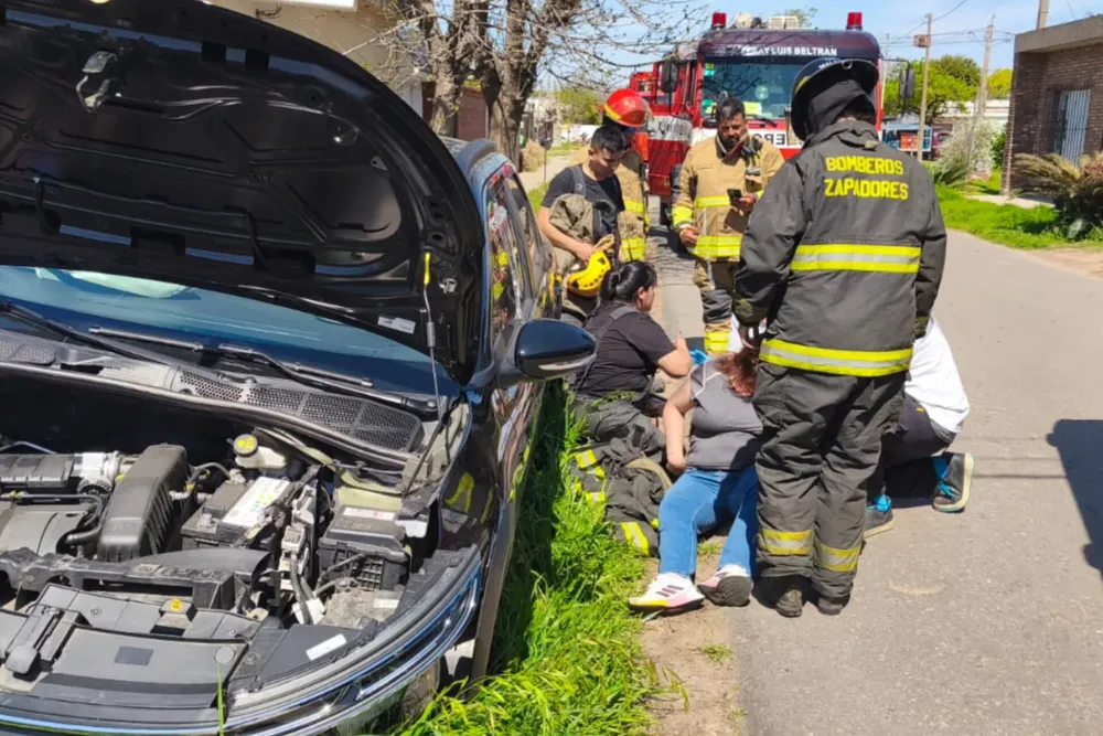 Una mujer se descompuso y chocó contra un árbol en Fray Luis Beltrán Una mujer se descompuso y chocó contra un árbol en Fray Luis Beltrán