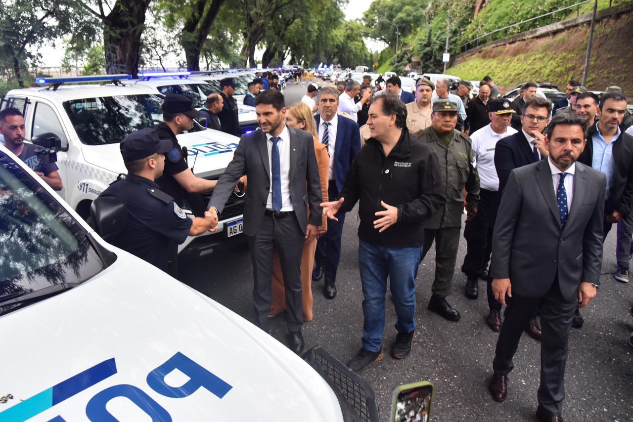 llegada autos policiales