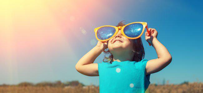 nino-con-lentes-bajo-el-sol