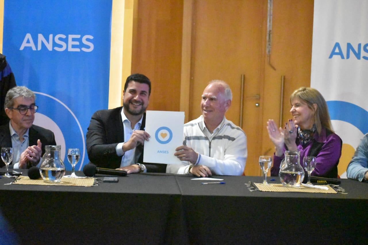 Anses Puerto firma