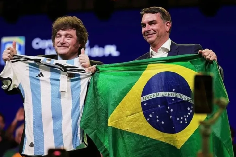 Flavio Bolsonaro y Javier Milei 