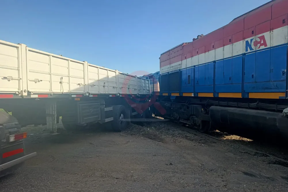 Un camión chocó con un tren en la Ruta AO12