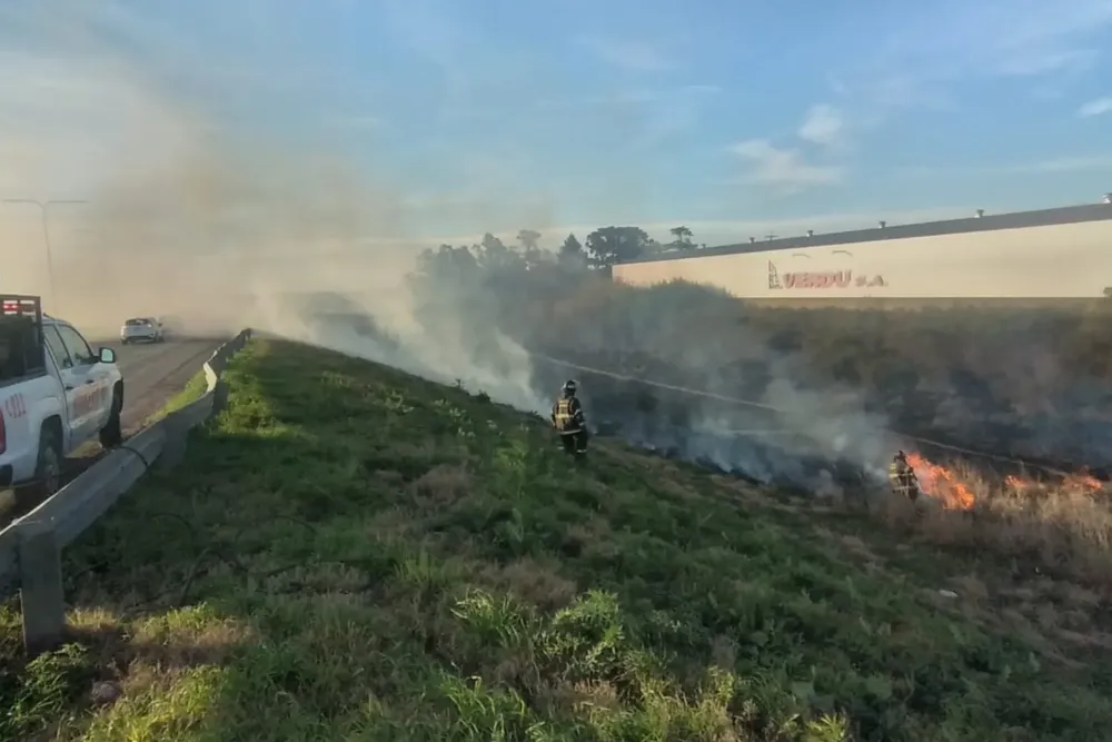 Incendio de Pastizales Km. 18 Autopista Rosario - Santa Fe
