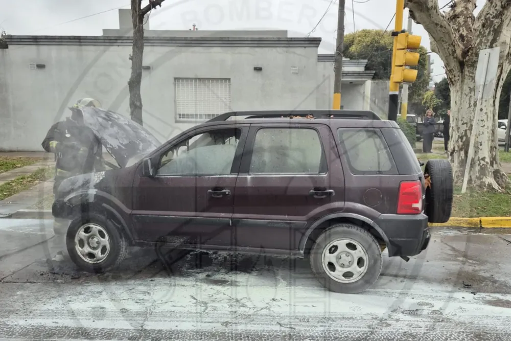 Incendio camioneta Ford Ecosport Urquiza y Dorrego