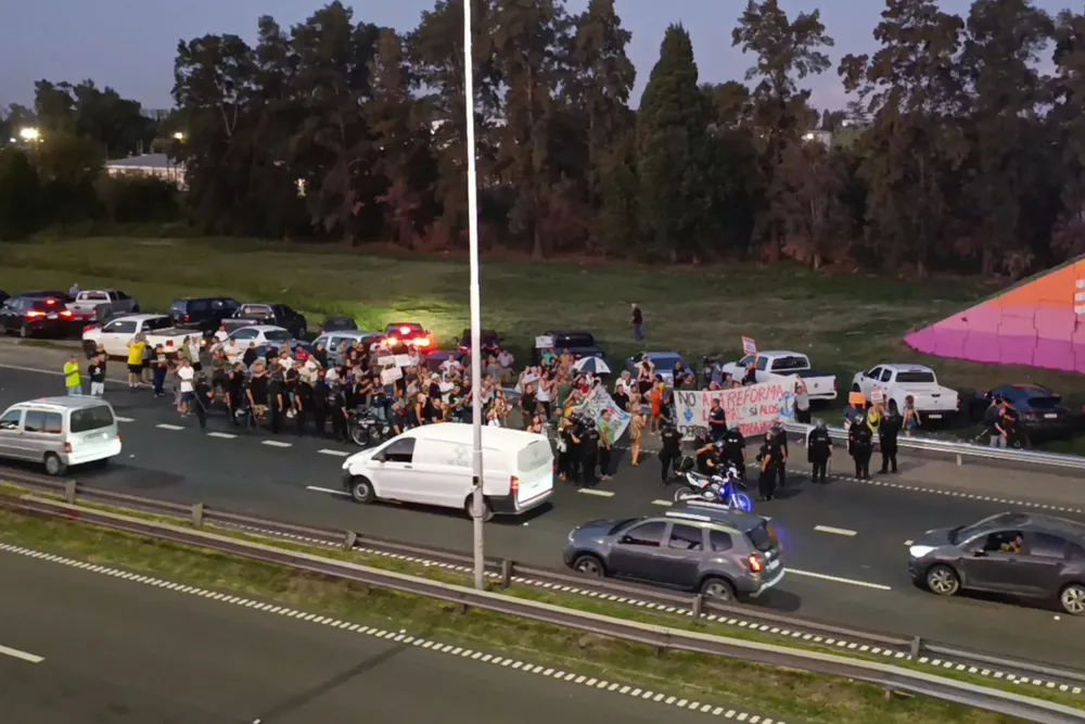 Docentes autoconvocados durante la inauguración del tercer carril