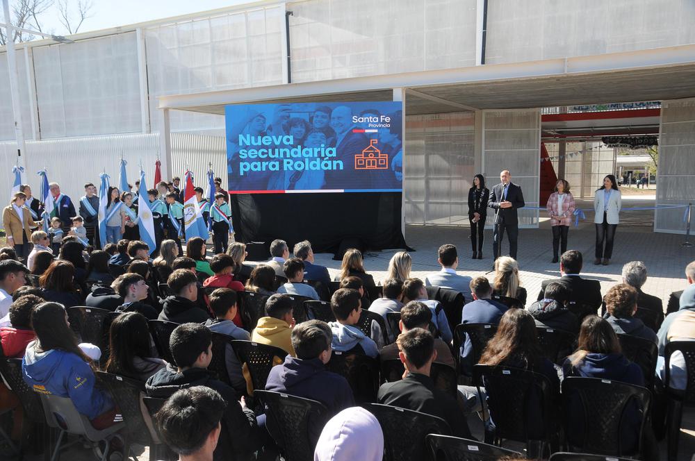 Perotti inauguración escuela Roldán
