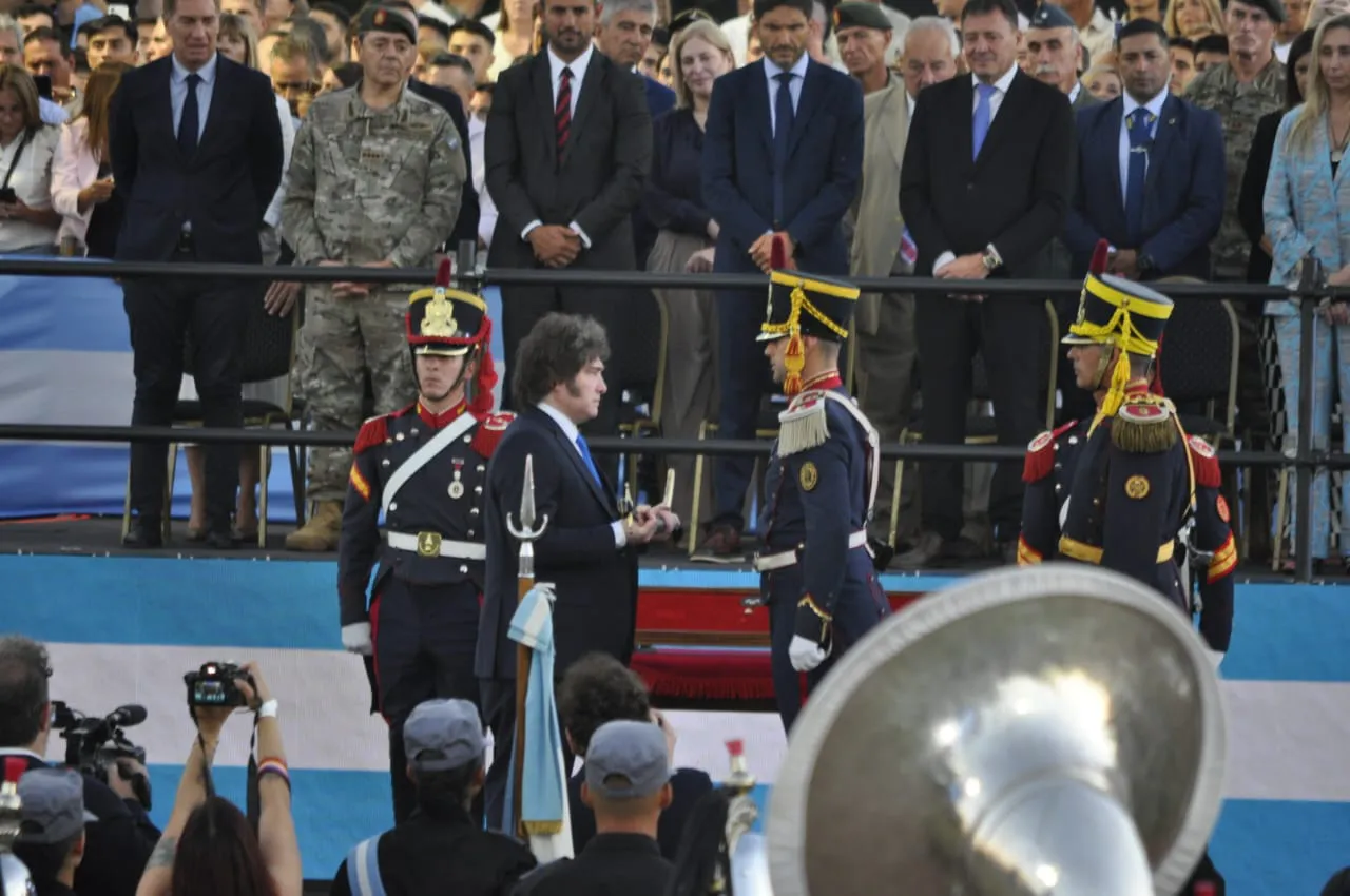 Milei entrega el sable corvo a los Granderos a