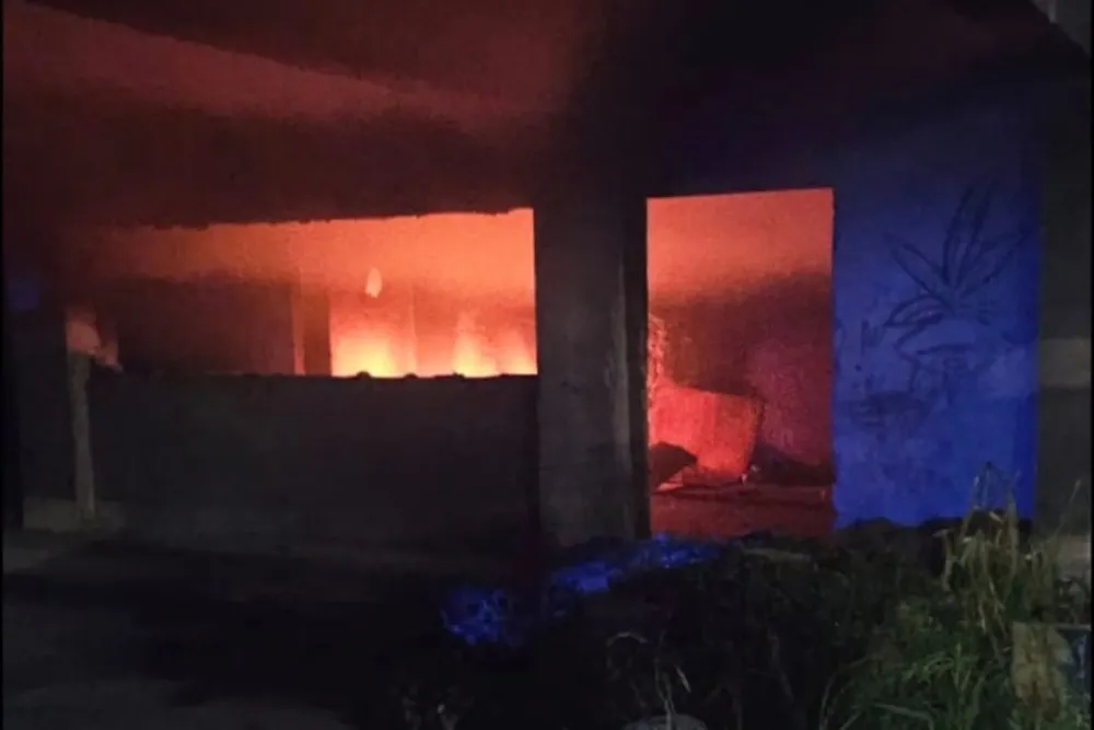 Bomberos sofocaron un incendio en una construcción abandonada de barrio Villa Felisa