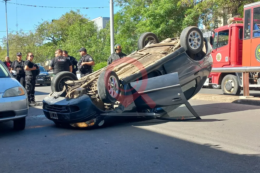 Una mujer volcó con su auto en pleno centro tras descompensarse