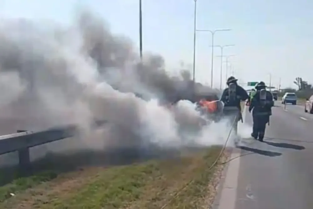 Incendio de un Ford Fiesta  Incendio de un Ford Fiesta