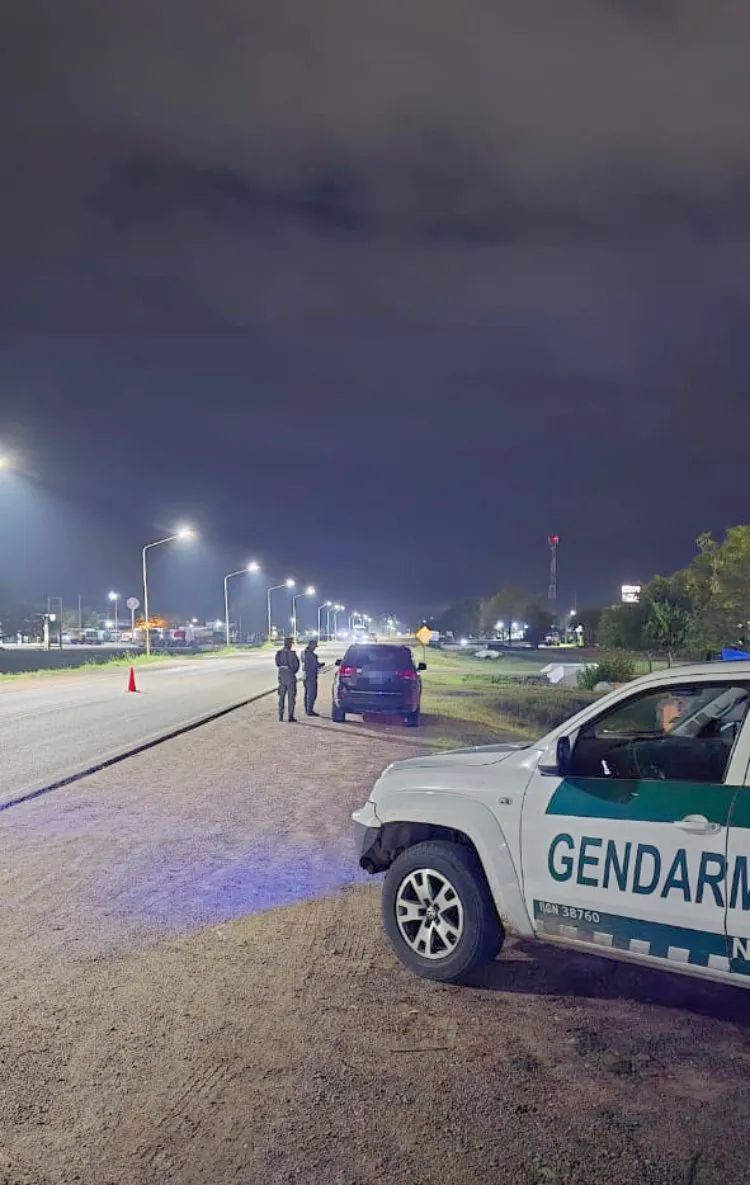 Control - 105 kilos de cocaína dentro del baúl y zócalos de un auto 4