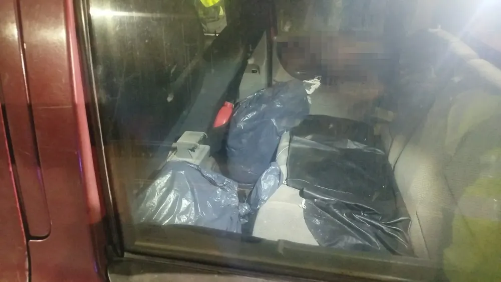 Trasladaban sobre el asiento trasero de una camioneta bolsas con 15 kilos de marihuana (2)