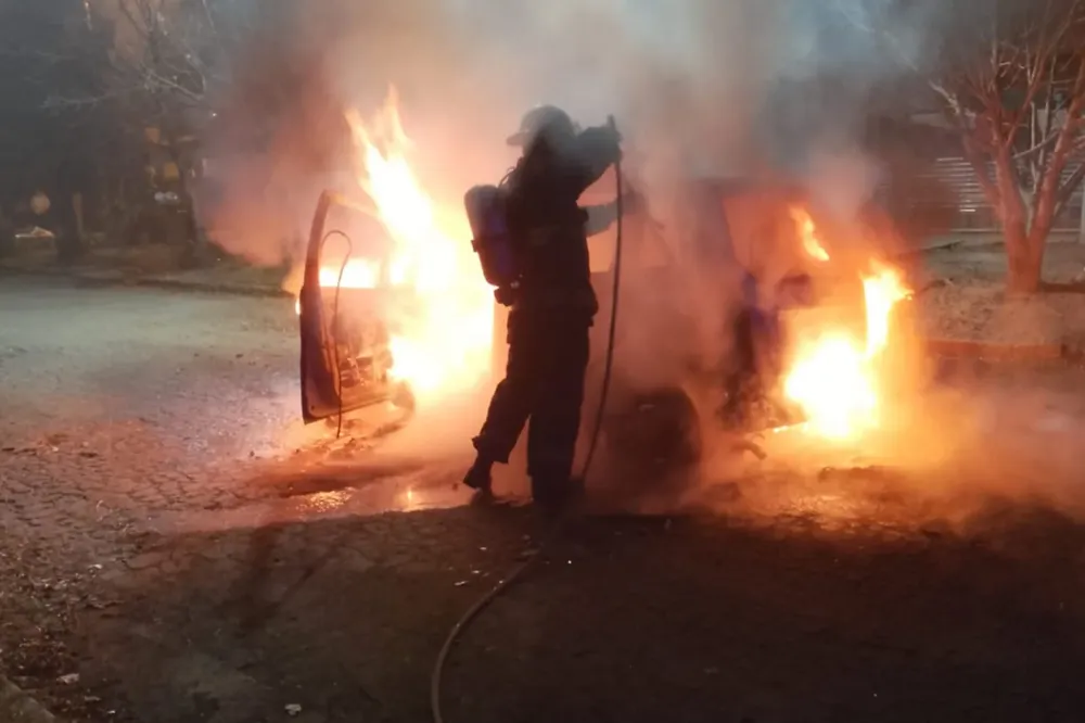 incendio auto puerto
