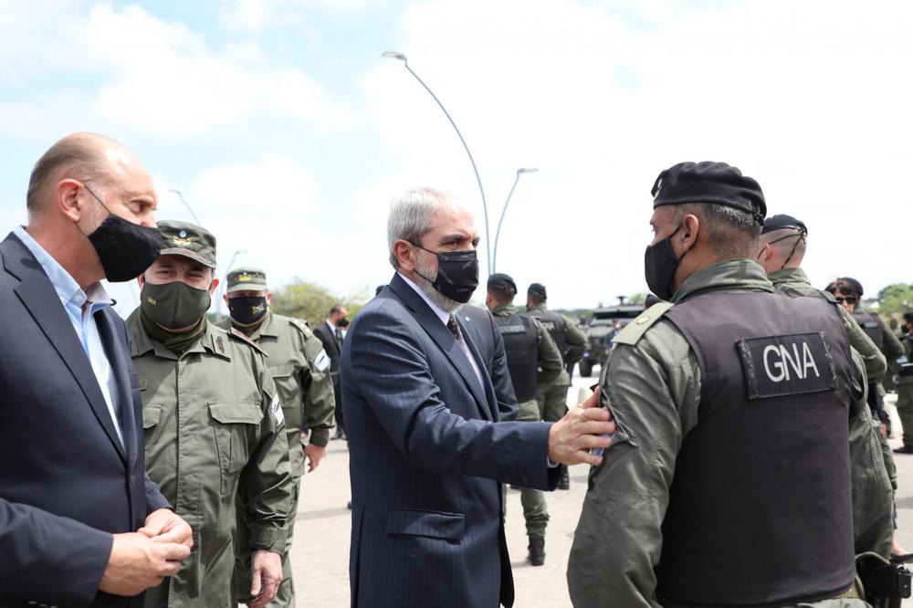 anibal_fernandez_y_omar_perotti_recibieron_a_los_575_efectivos_que_llegaron_a_rosario_y_pusieron_en_marcha_una_nueva_unidad_movil_de_gendarmeria_2