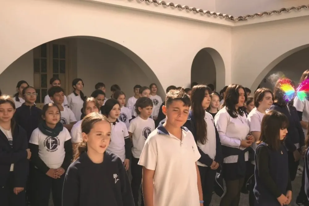 Alumnos interpretaron “Stop Crying Your Heart Out” de Oasis
