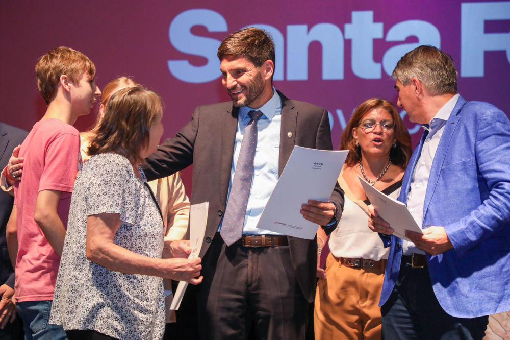 Pullaro entrega de escrituras