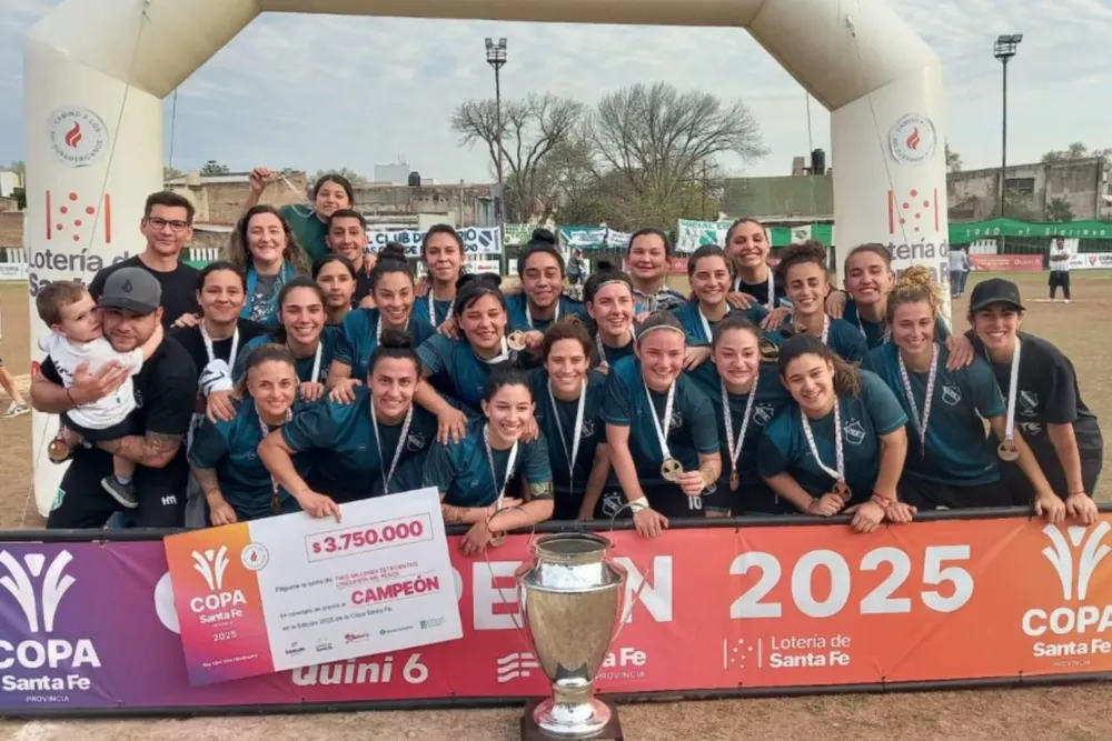 Oriana Inés y el equipo campeón de la Copa Santa Fe 