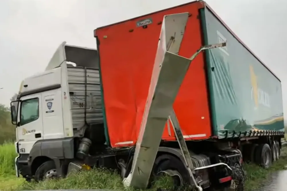 Camión despistado en el km 14 de la Autopista Rosario–Santa Fe