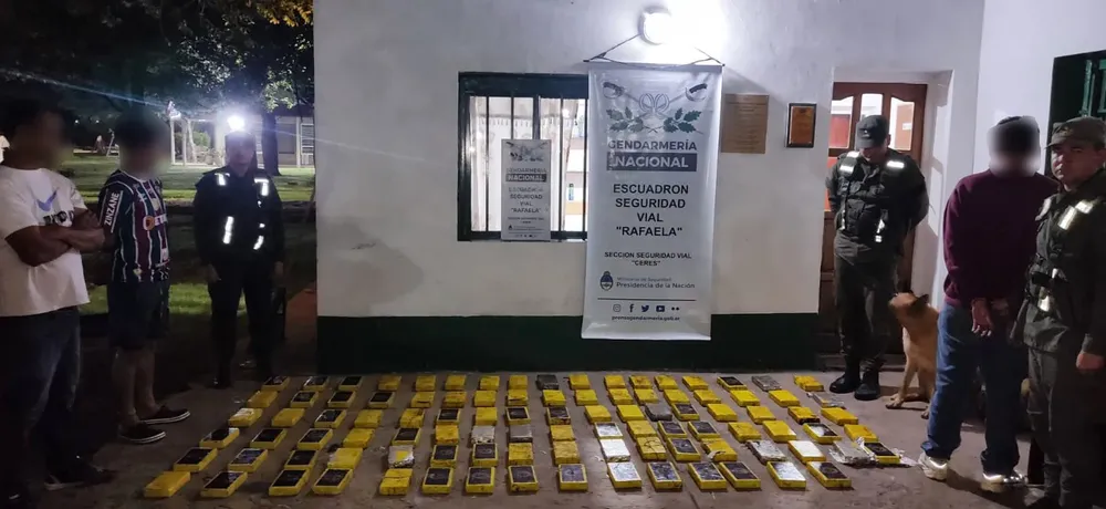 105 kilos de cocaína dentro del baúl y zócalos de un auto 2